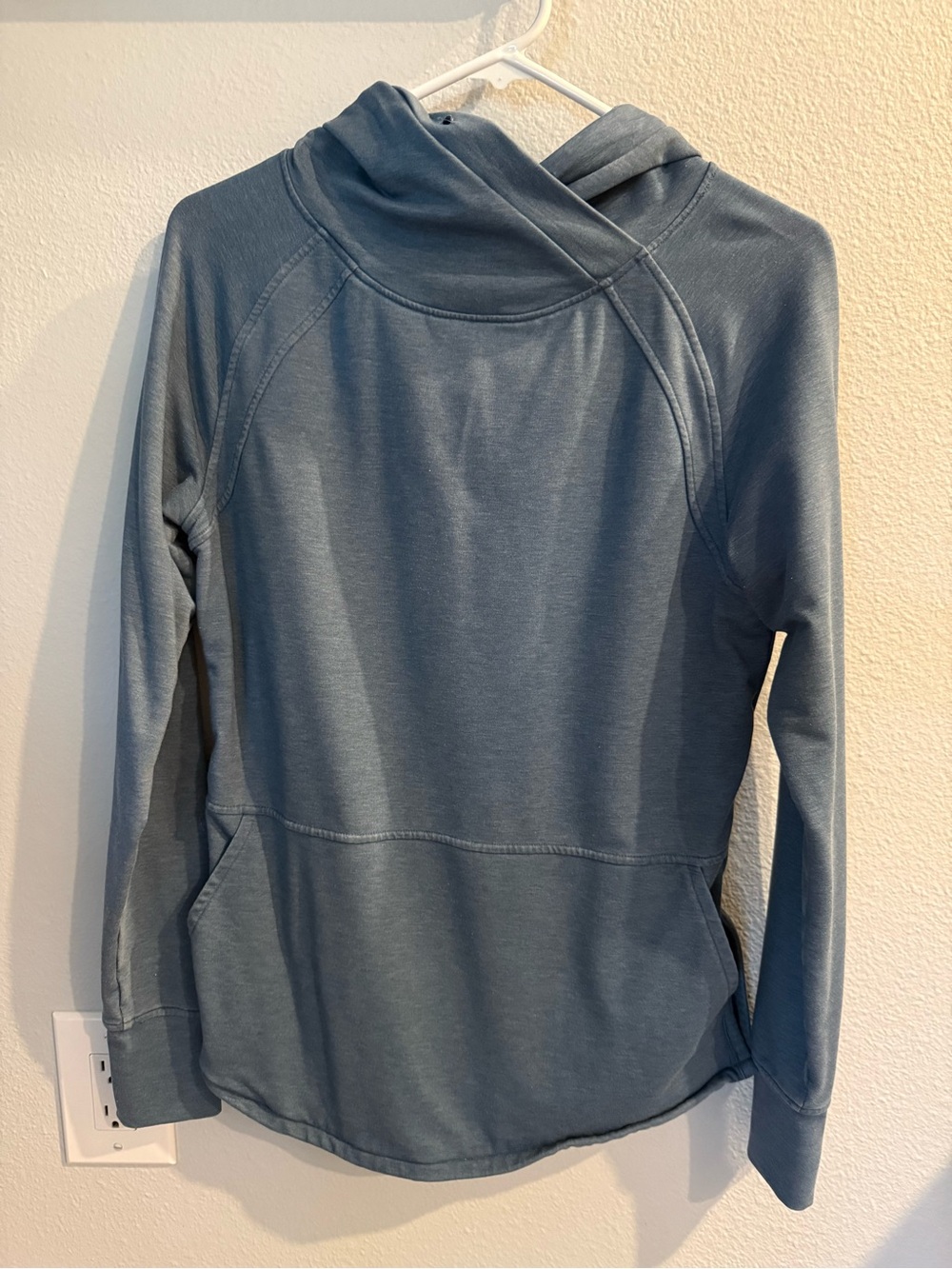 Manresa Hoodie - Solid
Item #: 520931-BJE-2
Color: Blue Jade
Size:M